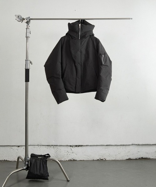 NVRFRGT(ネヴァーフォーゲット)の「HOODED PUFFER JACKET(ダウンジャケット/コート・メンズ・ベージュ/ブラック・2)」の2枚目の写真
