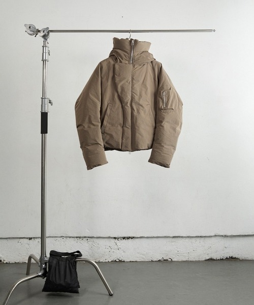 NVRFRGT(ネヴァーフォーゲット)の「HOODED PUFFER JACKET(ダウンジャケット/コート・メンズ・ベージュ/ブラック・2)」の8枚目の写真