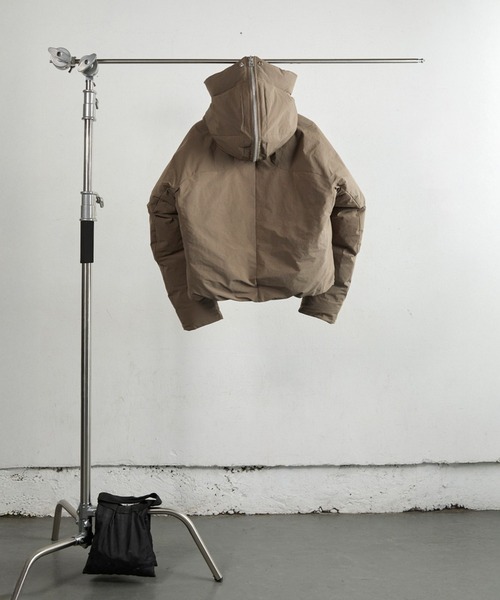 NVRFRGT(ネヴァーフォーゲット)の「HOODED PUFFER JACKET(ダウンジャケット/コート・メンズ・ベージュ/ブラック・2)」の3枚目の写真