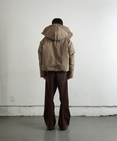 NVRFRGT(ネヴァーフォーゲット)の「HOODED PUFFER JACKET(ダウンジャケット/コート・メンズ・ベージュ/ブラック・2)」の6枚目の写真