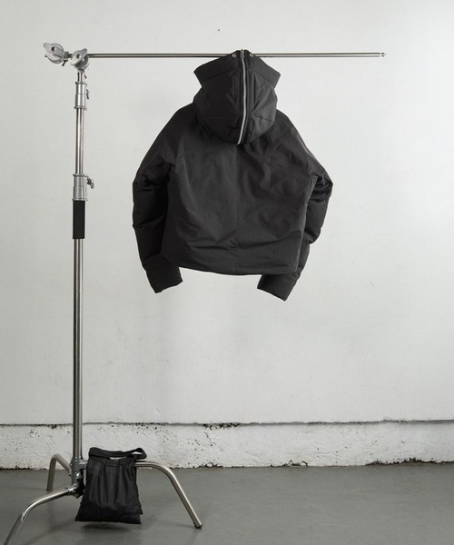 NVRFRGT(ネヴァーフォーゲット)の「HOODED PUFFER JACKET(ダウンジャケット/コート・メンズ・ベージュ/ブラック・2)」の5枚目の写真