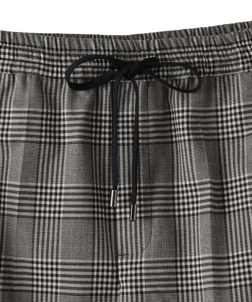 la.f…（ラエフ）の「【WEB限定】"すっきり快適な履き心地"テーパードパンツ≪洗濯機で洗える≫（その他パンツ・レディース・キャメル/ブラック系その他/ブラック・11号/9号/7号）」の13枚目の写真