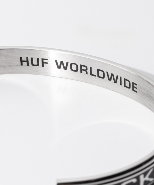 HUF(ハフ)の「HUF MONO BRACELET ハフ モノ メッセージ ブレスレット(ブレスレット・メンズ・シルバー系・FREE)」の5枚目の写真
