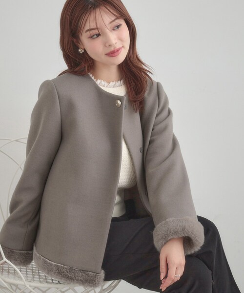 couture brooch（クチュールブローチ）の「【大人レディ・フェイクファー取り外し可能】ケープ風ショートコート（ノーカラーコート・レディース・ナチュラル/ブラック/ブラウン系その他・36/38/40/42）」の3枚目の写真