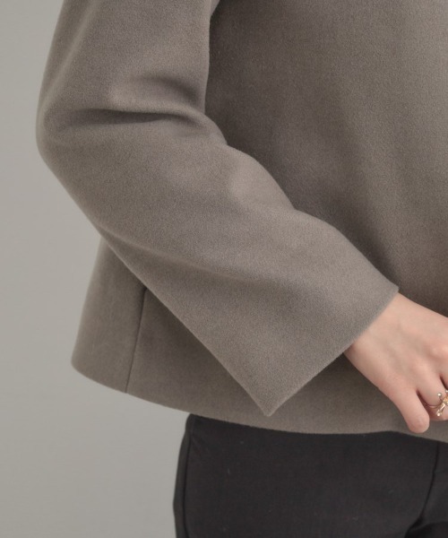 couture brooch（クチュールブローチ）の「【大人レディ・フェイクファー取り外し可能】ケープ風ショートコート（ノーカラーコート・レディース・ナチュラル/ブラック/ブラウン系その他・36/38/40/42）」の6枚目の写真