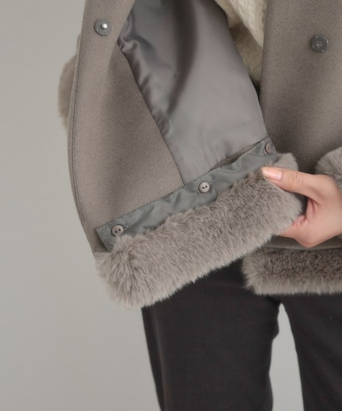 couture brooch（クチュールブローチ）の「【大人レディ・フェイクファー取り外し可能】ケープ風ショートコート（ノーカラーコート・レディース・ナチュラル/ブラック/ブラウン系その他・36/38/40/42）」の10枚目の写真