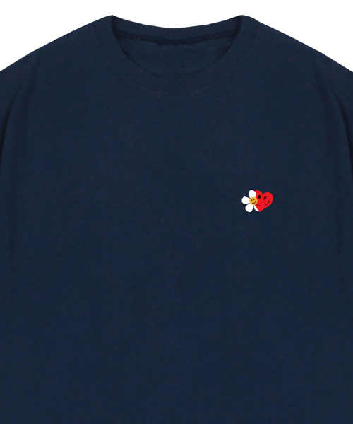 GRAVER（グレーバー）の「[ユニセックス]フラワーハートハーフスマイル半袖Tシャツ_ネイビー（Tシャツ/カットソー・レディース・ネイビー・X-LARGE/SMALL/MEDIUM/LARGE）」の2枚目の写真