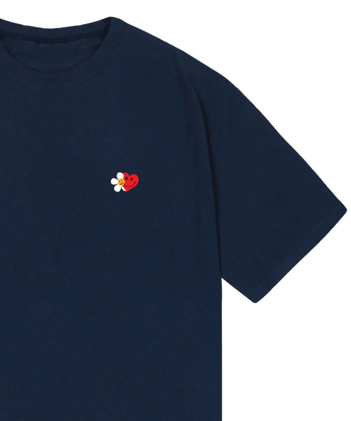 GRAVER（グレーバー）の「[ユニセックス]フラワーハートハーフスマイル半袖Tシャツ_ネイビー（Tシャツ/カットソー・レディース・ネイビー・X-LARGE/SMALL/MEDIUM/LARGE）」の3枚目の写真