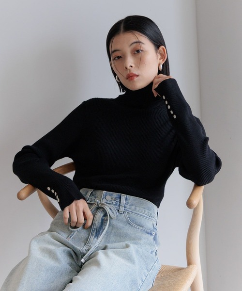 BAYFLOW（ベイフロー）の「[新素材でブラッシュアップ]リブタートルニット（ニット/セーター・レディース・レッド/ブラック/グレイッシュベージュ・MEDIUM/SMALL）」の2枚目の写真