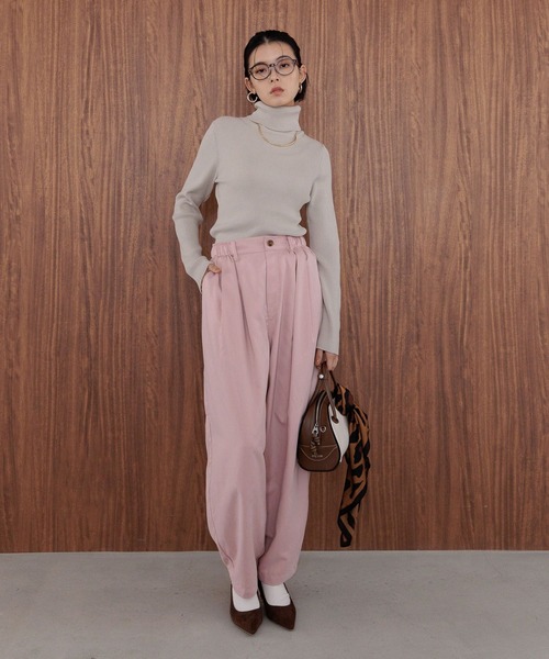 BAYFLOW（ベイフロー）の「[新素材でブラッシュアップ]リブタートルニット（ニット/セーター・レディース・レッド/ブラック/グレイッシュベージュ・MEDIUM/SMALL）」の4枚目の写真