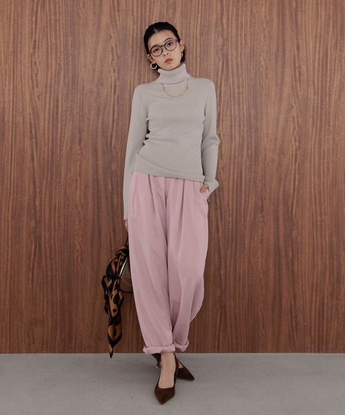 BAYFLOW（ベイフロー）の「[新素材でブラッシュアップ]リブタートルニット（ニット/セーター・レディース・レッド/ブラック/グレイッシュベージュ・MEDIUM/SMALL）」の5枚目の写真