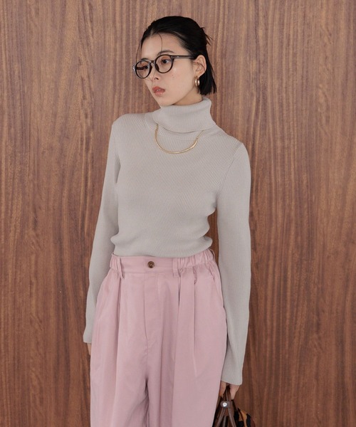 BAYFLOW（ベイフロー）の「[新素材でブラッシュアップ]リブタートルニット（ニット/セーター・レディース・レッド/ブラック/グレイッシュベージュ・MEDIUM/SMALL）」の7枚目の写真