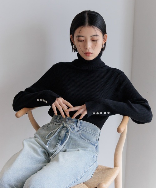 BAYFLOW（ベイフロー）の「[新素材でブラッシュアップ]リブタートルニット（ニット/セーター・レディース・レッド/ブラック/グレイッシュベージュ・MEDIUM/SMALL）」の9枚目の写真