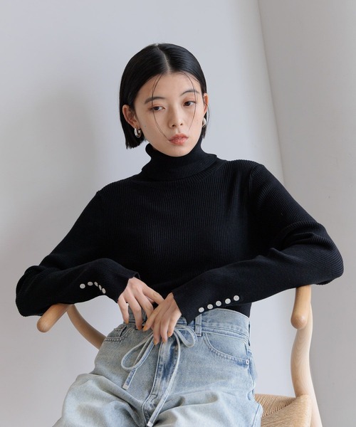 BAYFLOW（ベイフロー）の「[新素材でブラッシュアップ]リブタートルニット（ニット/セーター・レディース・レッド/ブラック/グレイッシュベージュ・MEDIUM/SMALL）」の10枚目の写真