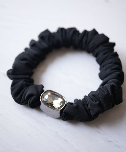 Port（ポート）の「【 Port / ポート 】 シルバー＆ゴールド メタルパーツ付 ブラック シュシュ #（ヘアゴム・レディース・シルバー系その他/ゴールド系その他/ブラック/ゴールド/シルバー・FREE）」の2枚目の写真