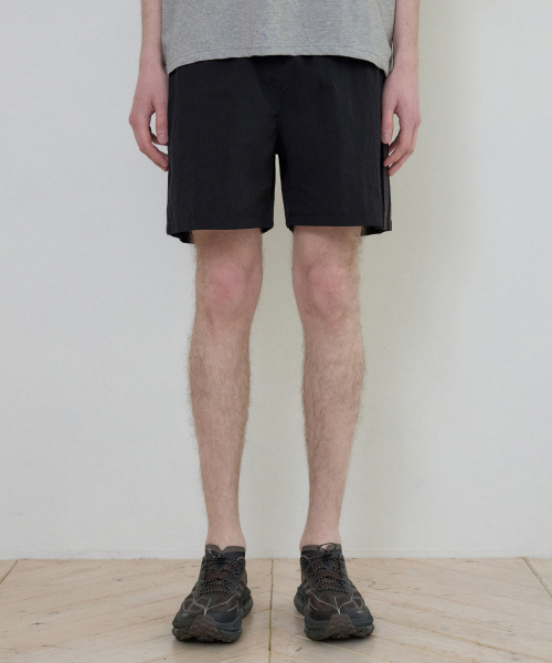 WEDNESDAY OASIS(ウェンズデーオアシス)の「ワンマイルトラックショートパンツ_BLACK(W25-PT15)(その他パンツ・メンズ・ブラック・MEDIUM/LARGE)」の2枚目の写真