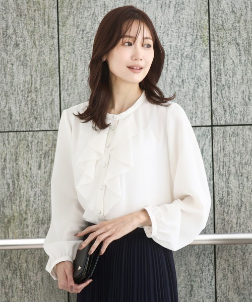 MK MICHEL KLEIN(エムケーミッシェルクラン)の「ラッフルフリルブラウス/洗える(シャツ/ブラウス・レディース・ライトブルー/アイボリー・38)」の2枚目の写真