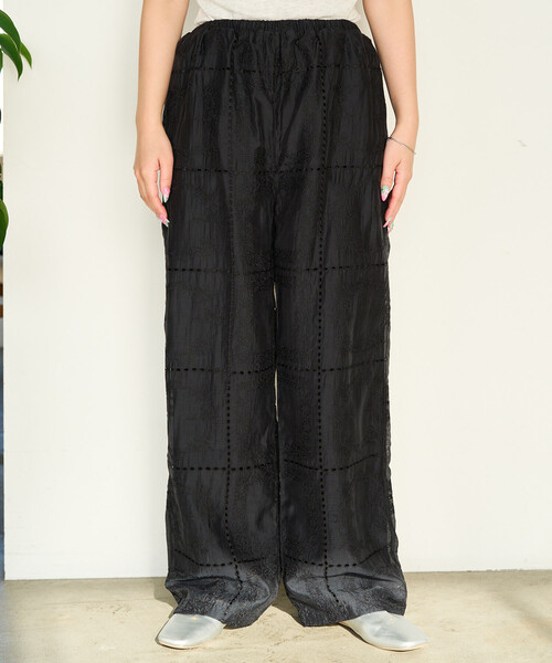 FREAK'S STORE(フリークスストア)の「限定展開 パッチワーク風 総刺繍 ルーズパンツ(セットアップ対応)(その他パンツ・レディース・オフホワイト/ブラック/ブラウン・フリ-)」の7枚目の写真