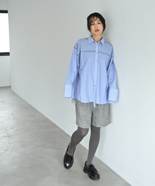 STYLE DELI（スタイルデリ）の「【BLK001】ブロード＆ストライプチュールかぶせシャツ（シャツ/ブラウス・レディース・ブルー・FREE）」の5枚目の写真