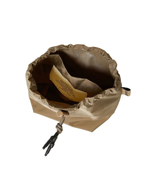 OUTDOOR PRODUCTS（アウトドアプロダクツ）の「N.HOOLYWOOD TPES × OUTDOOR PRODUCTS / DRAWSTRING BAG (SMALL)（ハンドバッグ・メンズ・ブラック/チャコール/ベージュ・ONE）」の6枚目の写真