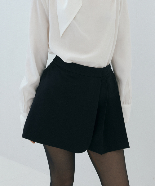 LUCIR ZU(ルシールズ)の「Pleated Wrap Mini Skort (black)(スラックス・レディース・その他・SMALL/MEDIUM)」の3枚目の写真