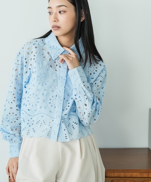 mili an deni(ミリアンデニ)の「カットレースブラウス(シャツ/ブラウス・レディース・オフホワイト/サックスブルー・M)」の2枚目の写真