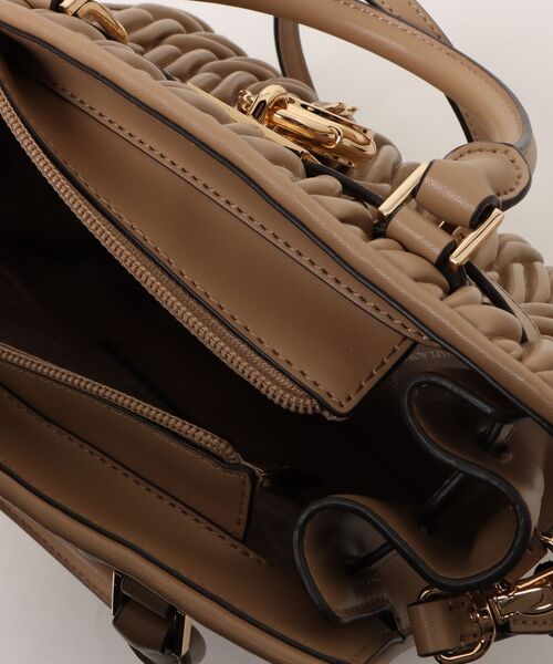 MICHAEL KORS（マイケルコース）の「LANDON SM SATCHEL Satchel（ハンドバッグ・レディース・キャメル・FREE）」の4枚目の写真