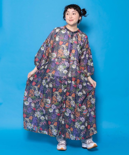 ScoLar（スカラー）の「161674：花ネコ柄シアー素材ティアードシャツワンピ（シャツワンピース・レディース・ネイビー/ブラック・M）」の2枚目の写真