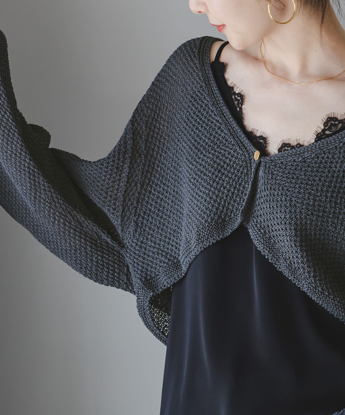 Noble（ノーブル）の「《追加・新色》ペーパーヤーン カノコショートVカーディガン（カーディガン/ボレロ・レディース・チャコールグレー/アイボリー・FREE）」の4枚目の写真