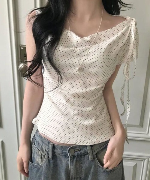 LAC-VERT(ラック・ヴェール)の「ドット柄ワンショルカットソー(Tシャツ/カットソー・レディース・オフホワイト/ピンク/ブラック・FREE)」の1枚目の写真