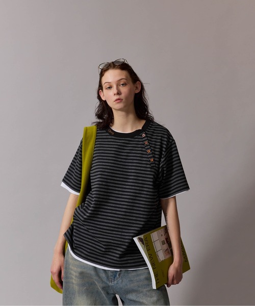 CIVVY.(シヴィ―)の「Side Button Border Tee - サイド ボタン ボーダー Tシャツ(Tシャツ/カットソー・メンズ・ホワイト/ブラック・MEDIUM/LARGE)」の4枚目の写真