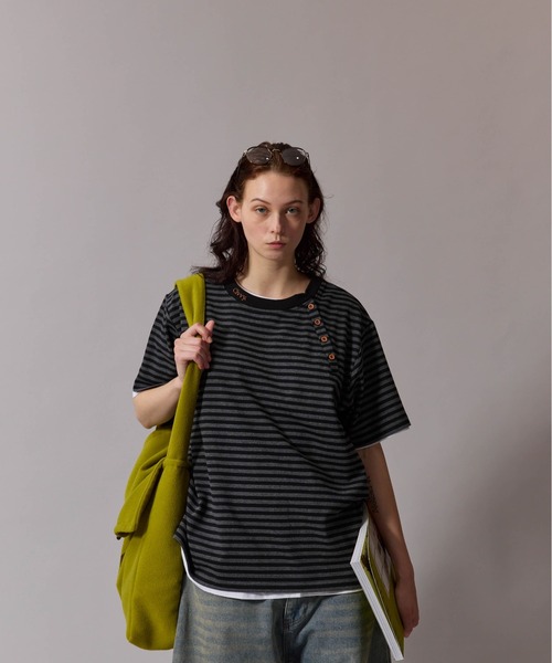CIVVY.(シヴィ―)の「Side Button Border Tee - サイド ボタン ボーダー Tシャツ(Tシャツ/カットソー・メンズ・ホワイト/ブラック・MEDIUM/LARGE)」の3枚目の写真