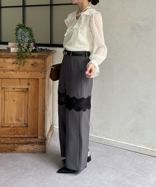 Thevon(ゼボン)の「レース切替スラックス(スラックス・レディース・グレイッシュベージュ/チャコールグレー・S/M)」の4枚目の写真