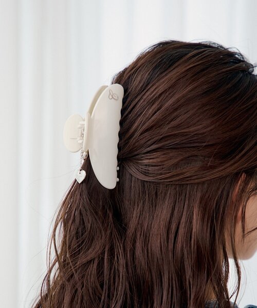 Chico(チコ)の「ハートチャーム付きヘアクリップ(バレッタ/ヘアクリップ・レディース・ピンク/ブラック/アイボリー・FREE)」の2枚目の写真