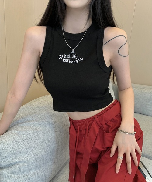 VIBGYOR（ヴィブジョー）の「刺繍ロゴ入り クロップドアメスリタンク ショート丈(CZ)（タンクトップ・レディース・カーキ/ブラック/ホワイト/チャコール・FREE）」の2枚目の写真