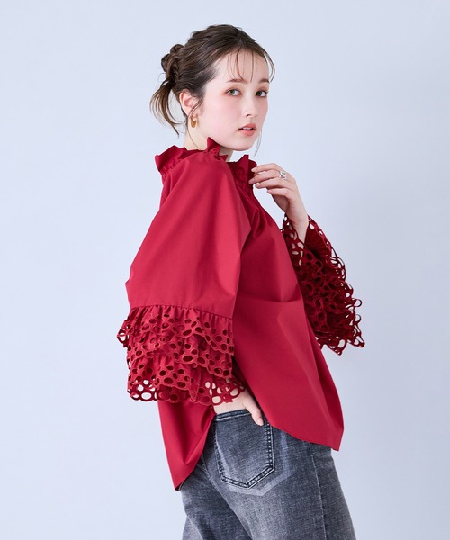 Audie a Muses(オーディアミューズ)の「刺繍スリーブフレアブラウス(シャツ/ブラウス・レディース・レッド/オフホワイト/ブラック・FREE)」の1枚目の写真