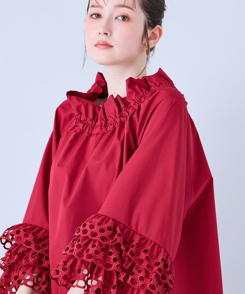 Audie a Muses(オーディアミューズ)の「刺繍スリーブフレアブラウス(シャツ/ブラウス・レディース・レッド/オフホワイト/ブラック・FREE)」の5枚目の写真
