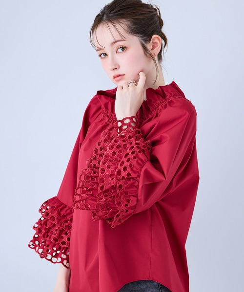 Audie a Muses(オーディアミューズ)の「刺繍スリーブフレアブラウス(シャツ/ブラウス・レディース・レッド/オフホワイト/ブラック・FREE)」の4枚目の写真