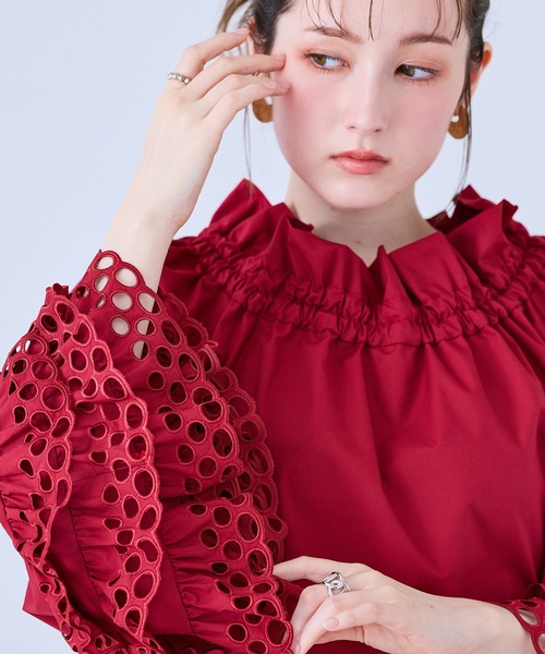 Audie a Muses(オーディアミューズ)の「刺繍スリーブフレアブラウス(シャツ/ブラウス・レディース・レッド/オフホワイト/ブラック・FREE)」の6枚目の写真
