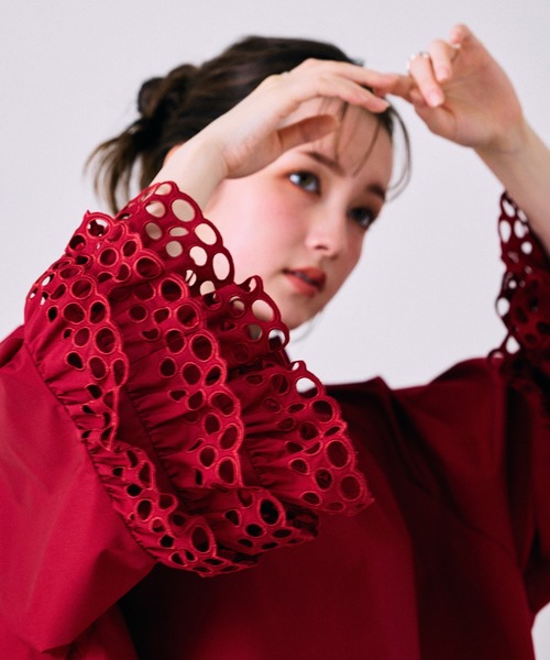 Audie a Muses(オーディアミューズ)の「刺繍スリーブフレアブラウス(シャツ/ブラウス・レディース・レッド/オフホワイト/ブラック・FREE)」の9枚目の写真