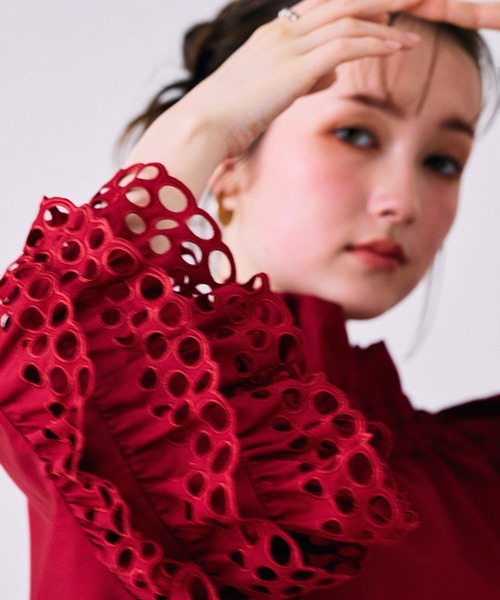 Audie a Muses(オーディアミューズ)の「刺繍スリーブフレアブラウス(シャツ/ブラウス・レディース・レッド/オフホワイト/ブラック・FREE)」の10枚目の写真