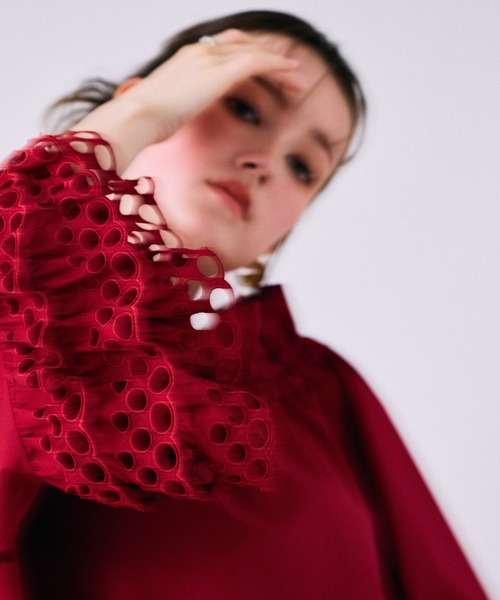 Audie a Muses(オーディアミューズ)の「刺繍スリーブフレアブラウス(シャツ/ブラウス・レディース・レッド/オフホワイト/ブラック・FREE)」の11枚目の写真
