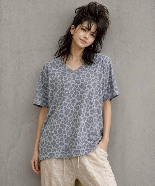 Vネックレオパード風総柄Tシャツ（Tシャツ/カットソー