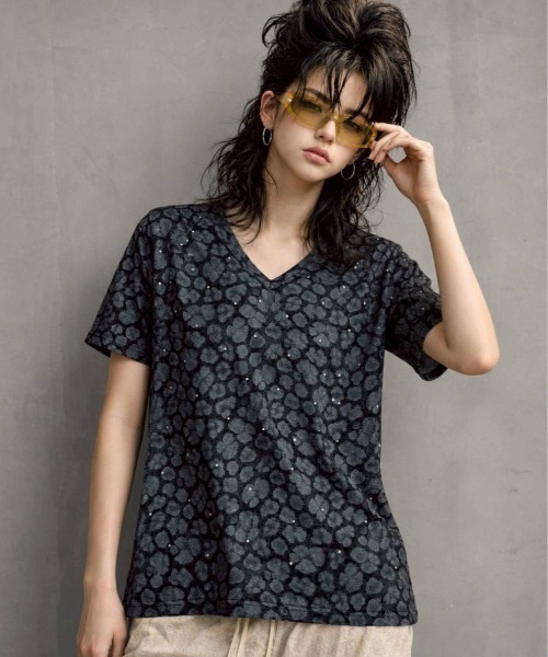 KAMINARI_TOKIO(カミナリトキオ)の「Vネックレオパード風総柄Tシャツ(Tシャツ/カットソー・レディース・ブラック/グレー・FREE)」の6枚目の写真