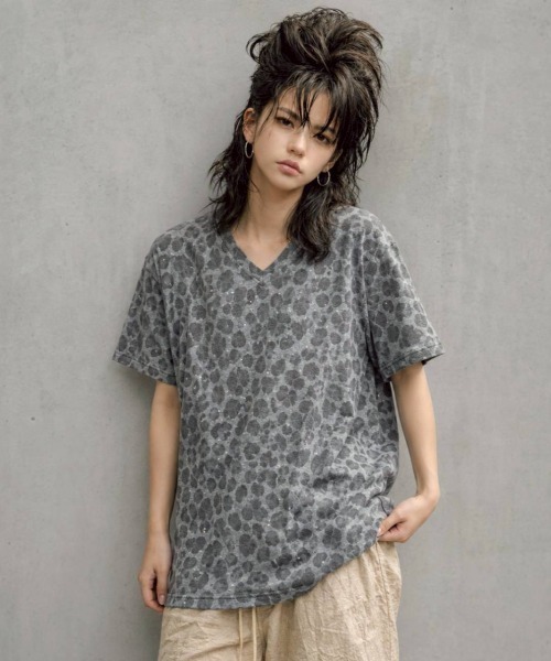 KAMINARI_TOKIO(カミナリトキオ)の「Vネックレオパード風総柄Tシャツ(Tシャツ/カットソー・レディース・ブラック/グレー・FREE)」の9枚目の写真