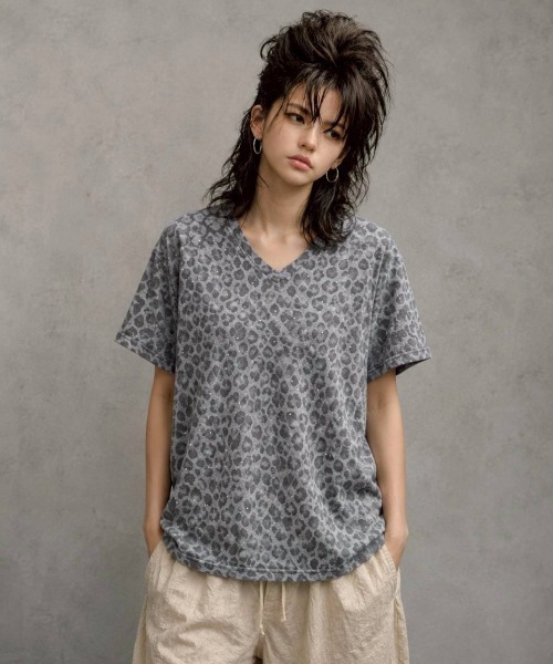 KAMINARI_TOKIO(カミナリトキオ)の「Vネックレオパード風総柄Tシャツ(Tシャツ/カットソー・レディース・ブラック/グレー・FREE)」の10枚目の写真