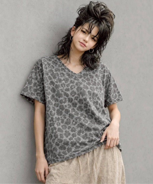 KAMINARI_TOKIO(カミナリトキオ)の「Vネックレオパード風総柄Tシャツ(Tシャツ/カットソー・レディース・ブラック/グレー・FREE)」の14枚目の写真