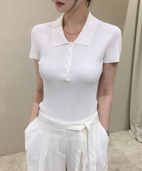 FAVORITO(ファヴォリート)の「ボタンダウンニットトップス(ニット/セーター・レディース・ライトベージュ/ホワイト・F)」の1枚目の写真
