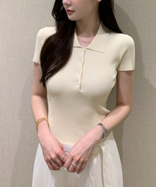 FAVORITO(ファヴォリート)の「ボタンダウンニットトップス(ニット/セーター・レディース・ライトベージュ/ホワイト・F)」の2枚目の写真