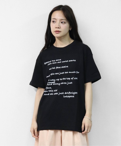 THE CELL.(ザセルドット)の「リラックスシルエット ロゴT 1 RELAXED SILHOUETTE LOGO T-SHIRT 1(Tシャツ/カットソー・レディース・オフホワイト/ブラック・FREE)」の2枚目の写真